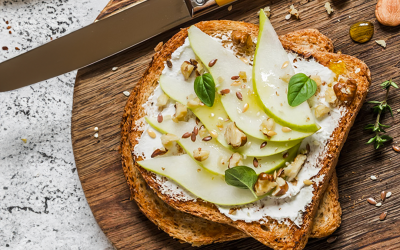 Tostadas con peras, ricota y miel