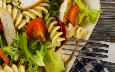 Ensalada de Pasta con Pollo y Queso Fresco