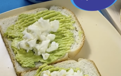 Tostada con queso cottage